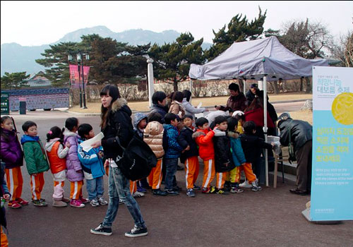 소지를 쓰기 위해 줄지어 선 아이들